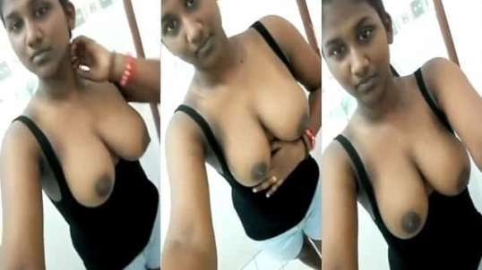Dusky Tamil Girl Showing Her Big Sexy Boobs