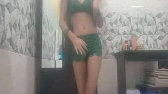 Teen Sexy Cam Girl Taniya Shaking Her Booty On Cam