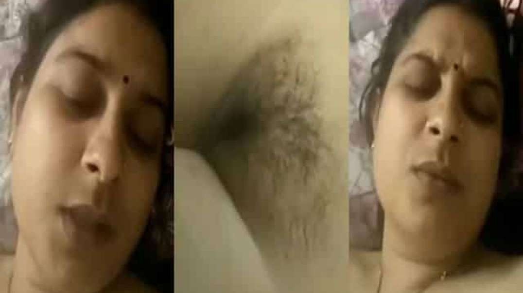 Sexy Desi Bhabhi Showing Pussy To Her Secret Lover