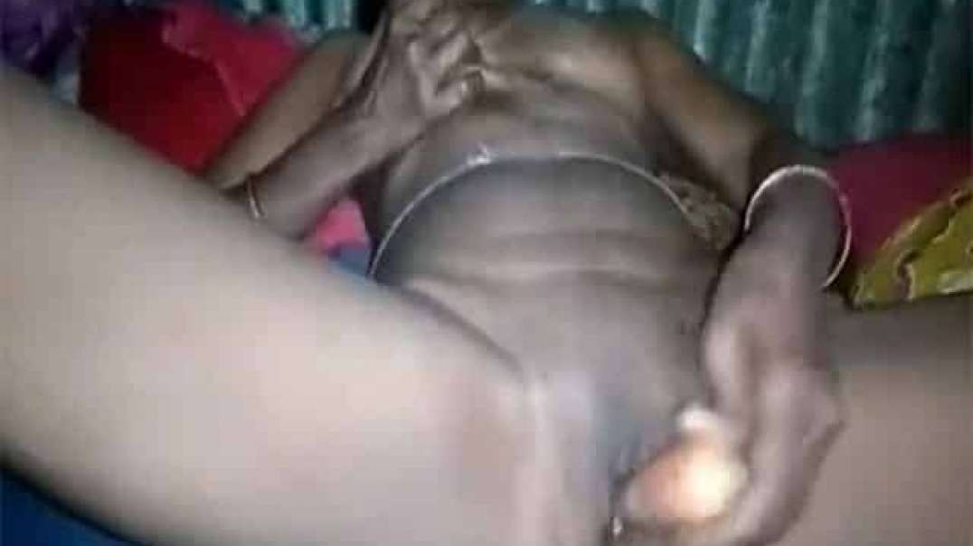 Bengali Slum Wife Dildoing Pussy With Carrot