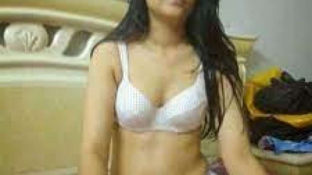 Sexy Indian Slutty Girl Showing Her Boobs And Pussy On Cam