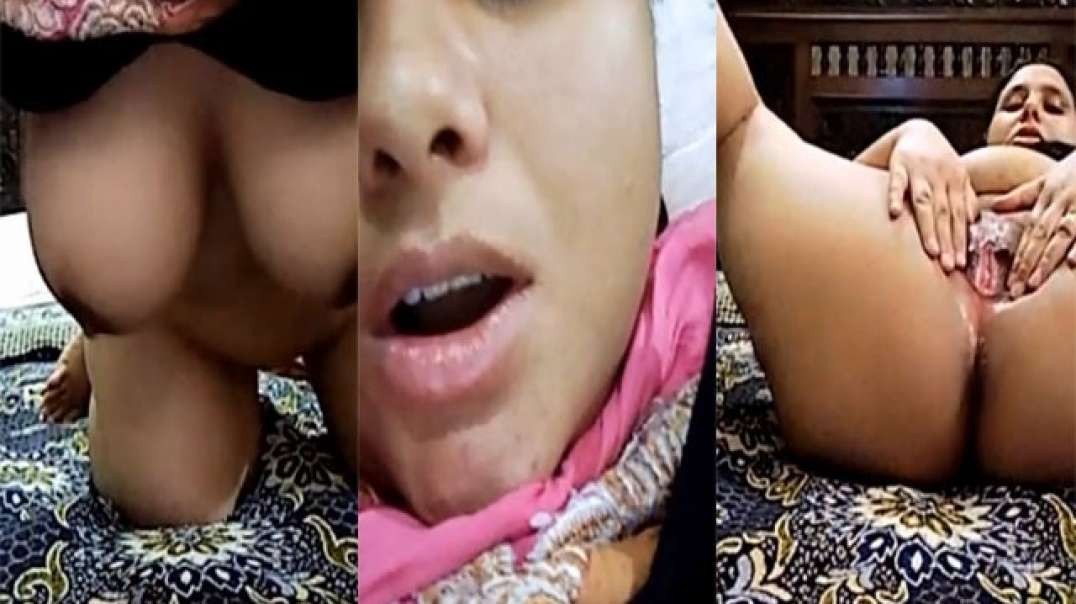 Pakistani Wife Showing Her Hungry Pussy Hole