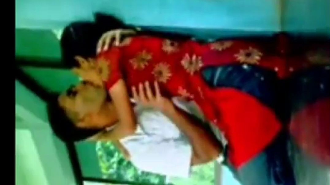 couple bus stand me sex kiya