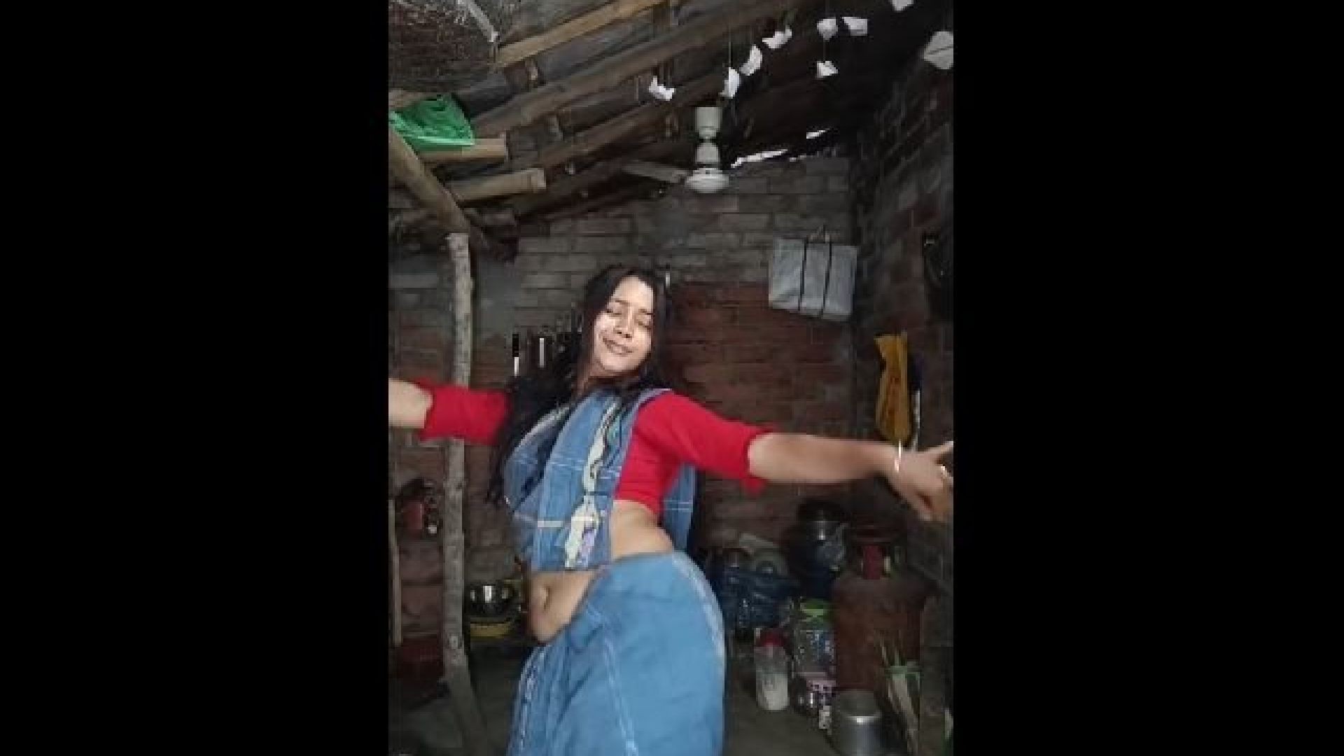 ⁣desi village girl sexy navel in red blue saree