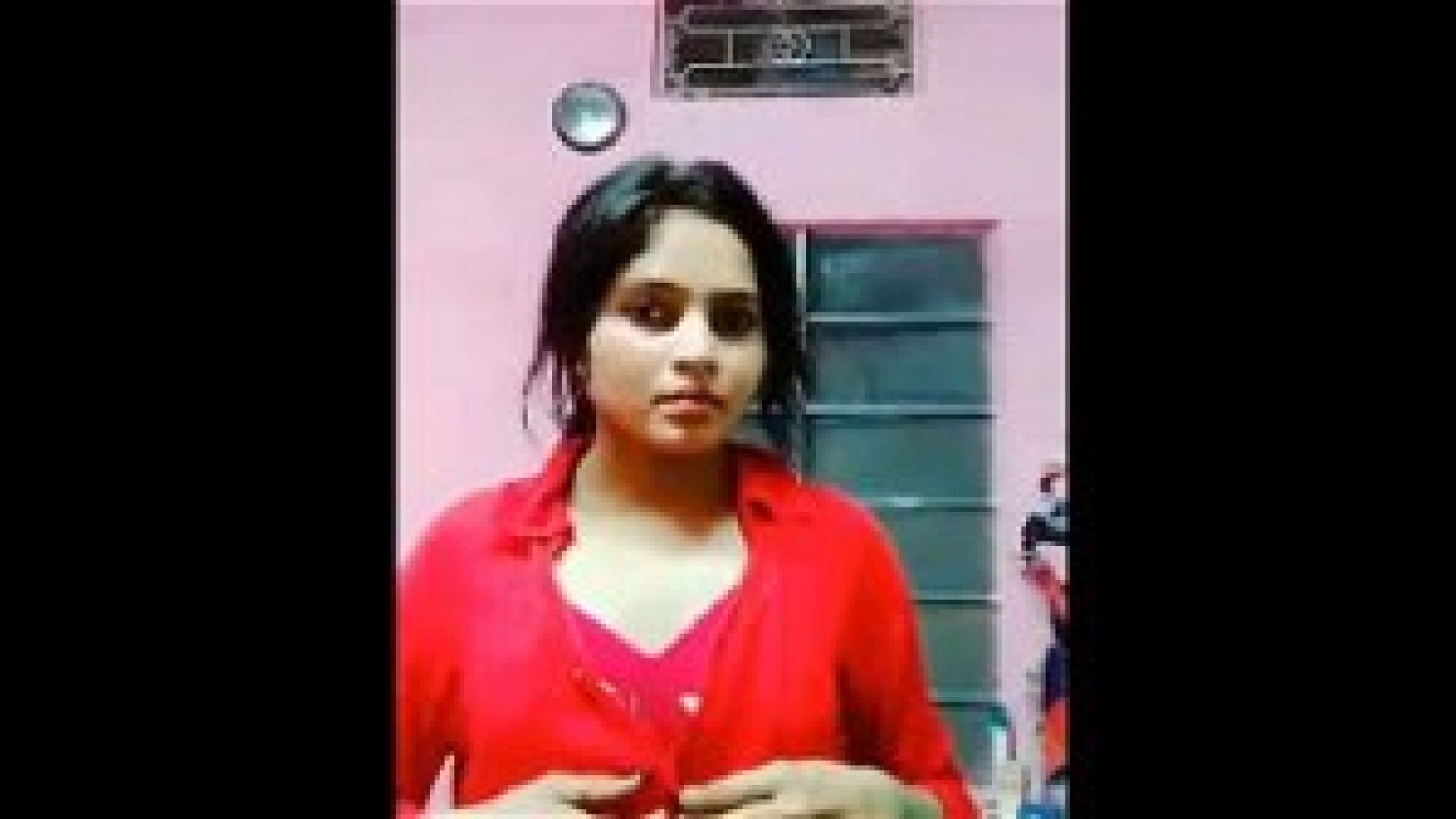 Desi Girl Showing Her Boobs