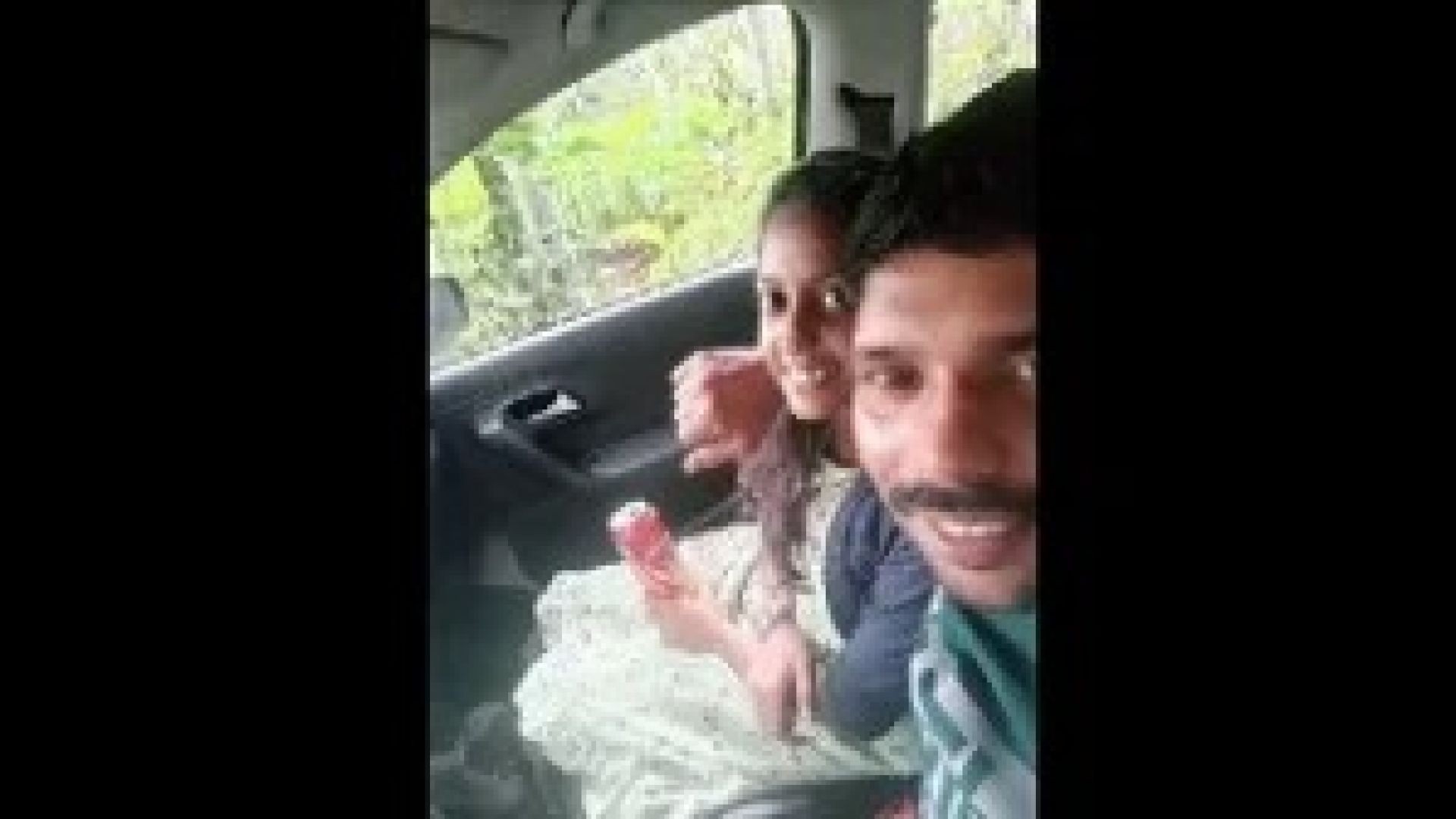 Cute Girl Quick Fucking in Car