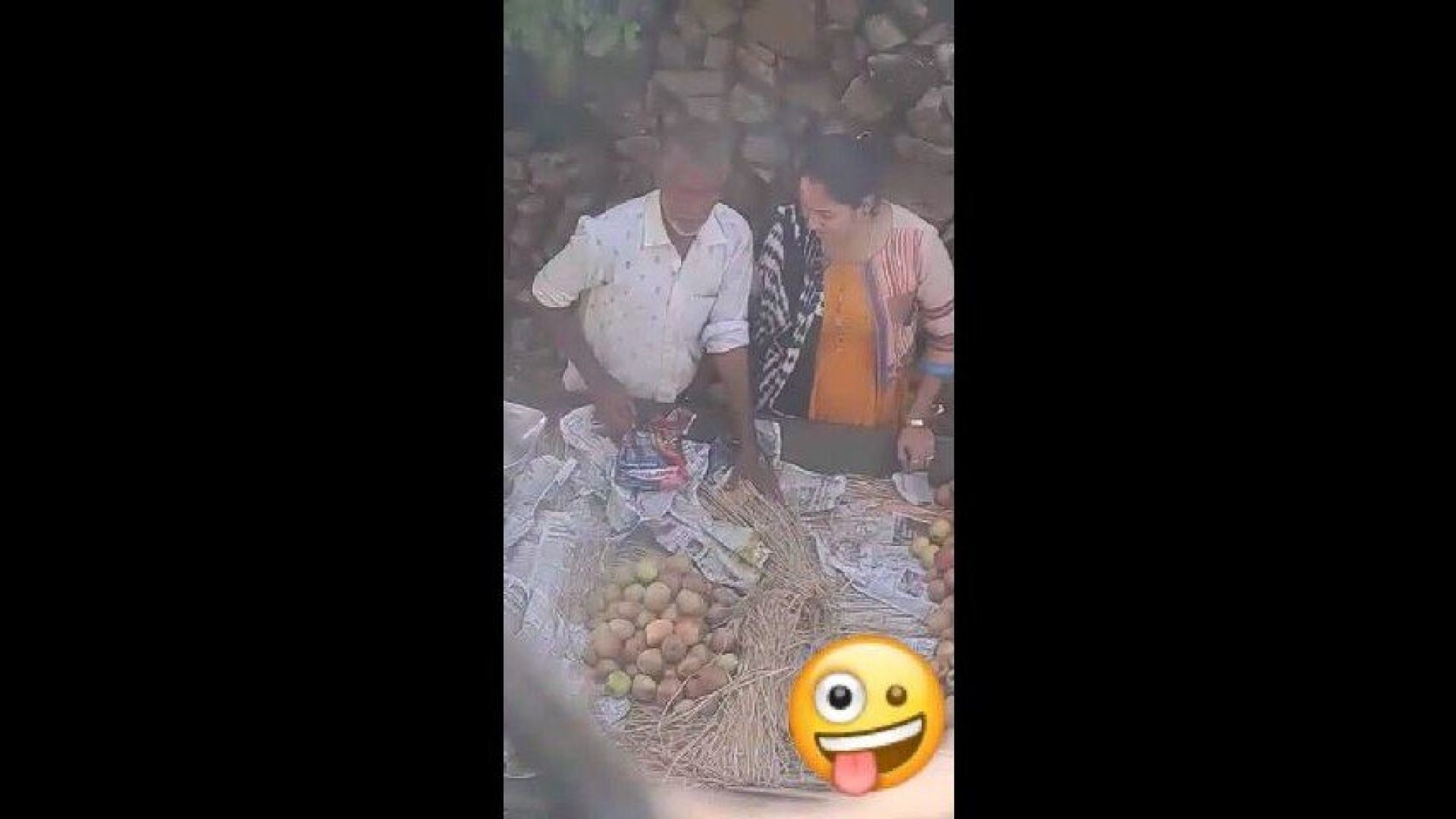 Aunty Giving handjob to apple street seller