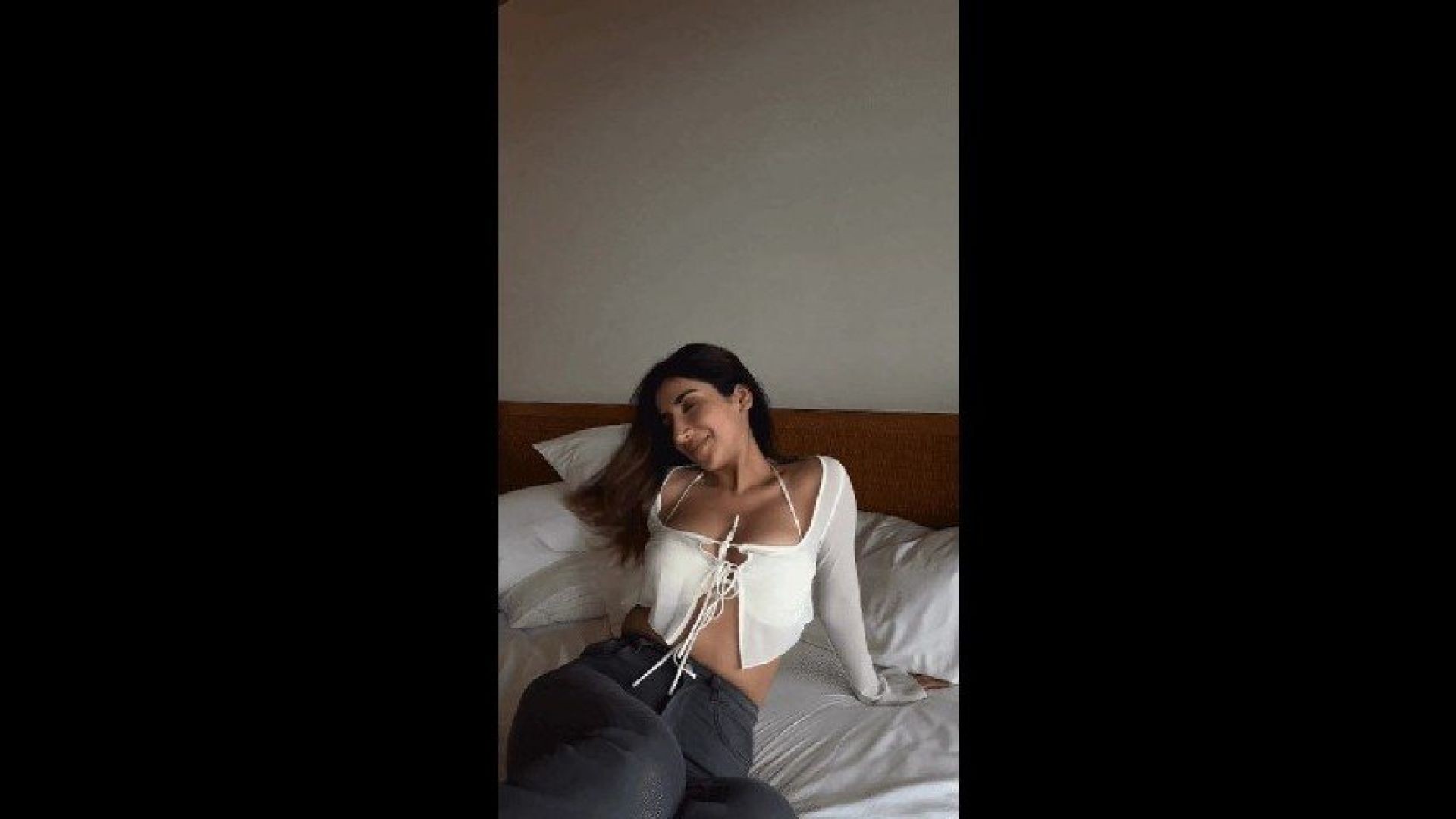 ⁣PARUL GULATI SEXY AND SLIM BEAUTY HOTNESS