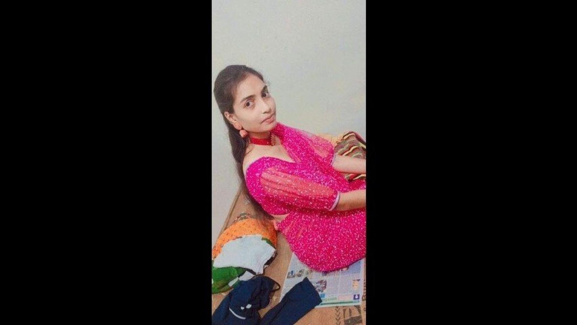 Desi Girl Shows Her Boobs