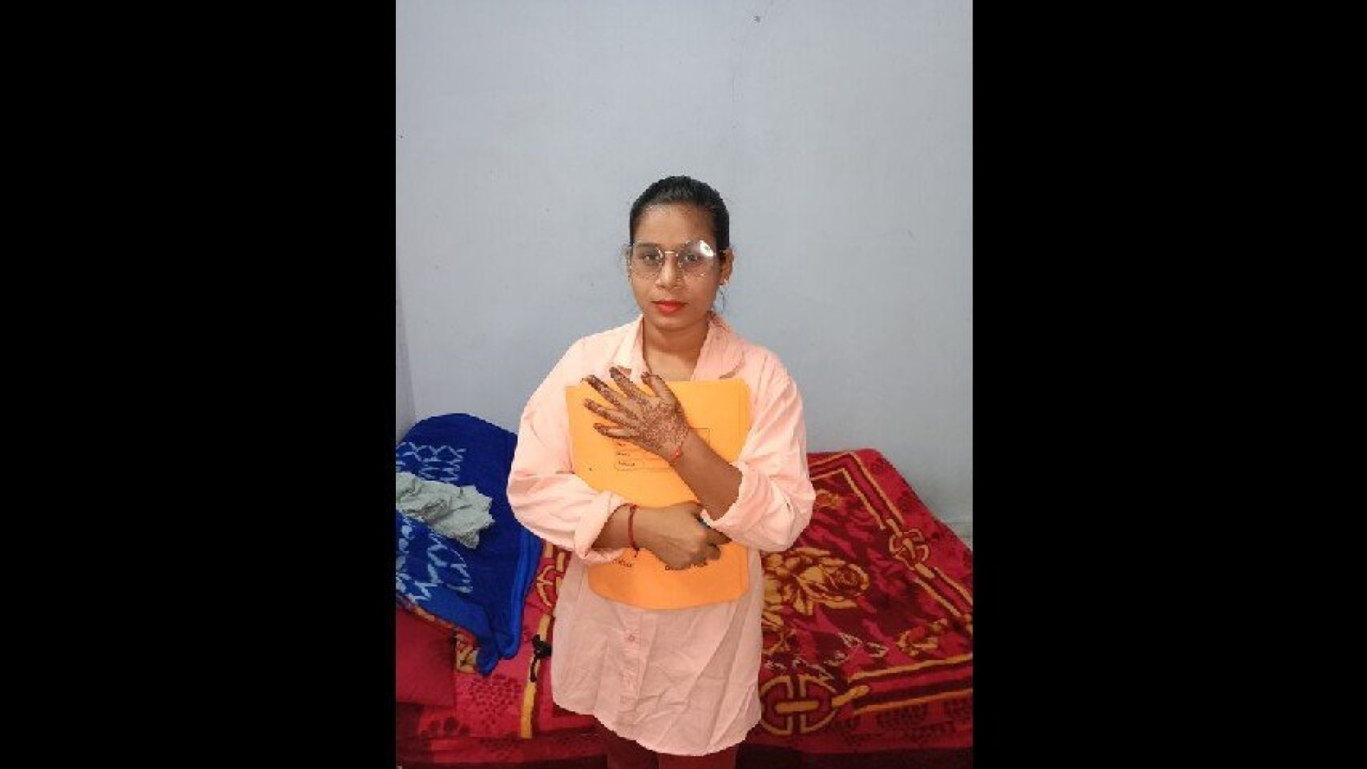 ⁣Apni Assistant ko choda