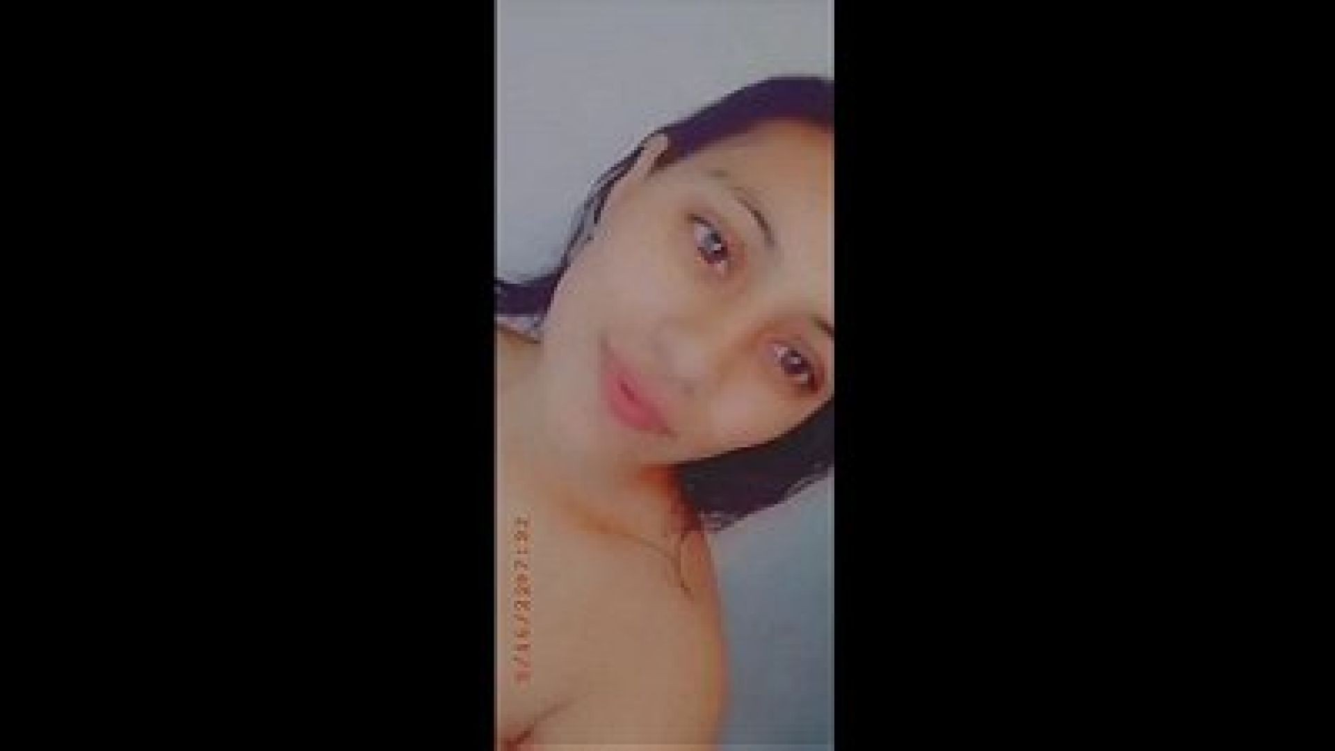 ⁣Beautiful Girl Showing her Juicy Pussy