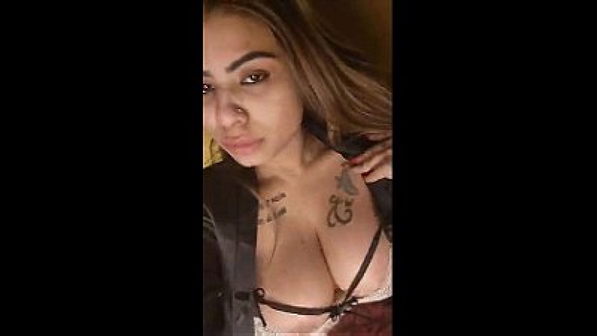 ⁣Anam Khan Showing Nipples & Teasing on Twitter Live